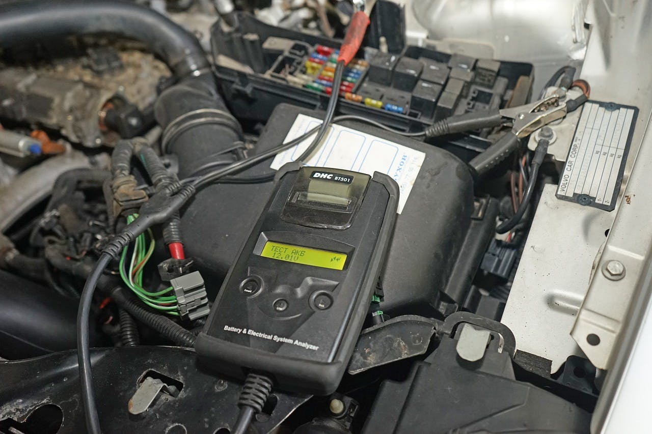 Måling af spændingen på bilbatteriet