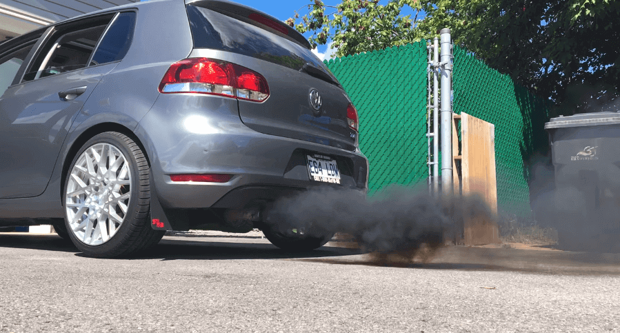 Rauch aus Autoabgasen: Auf welches Problem weist die Farbe hin?