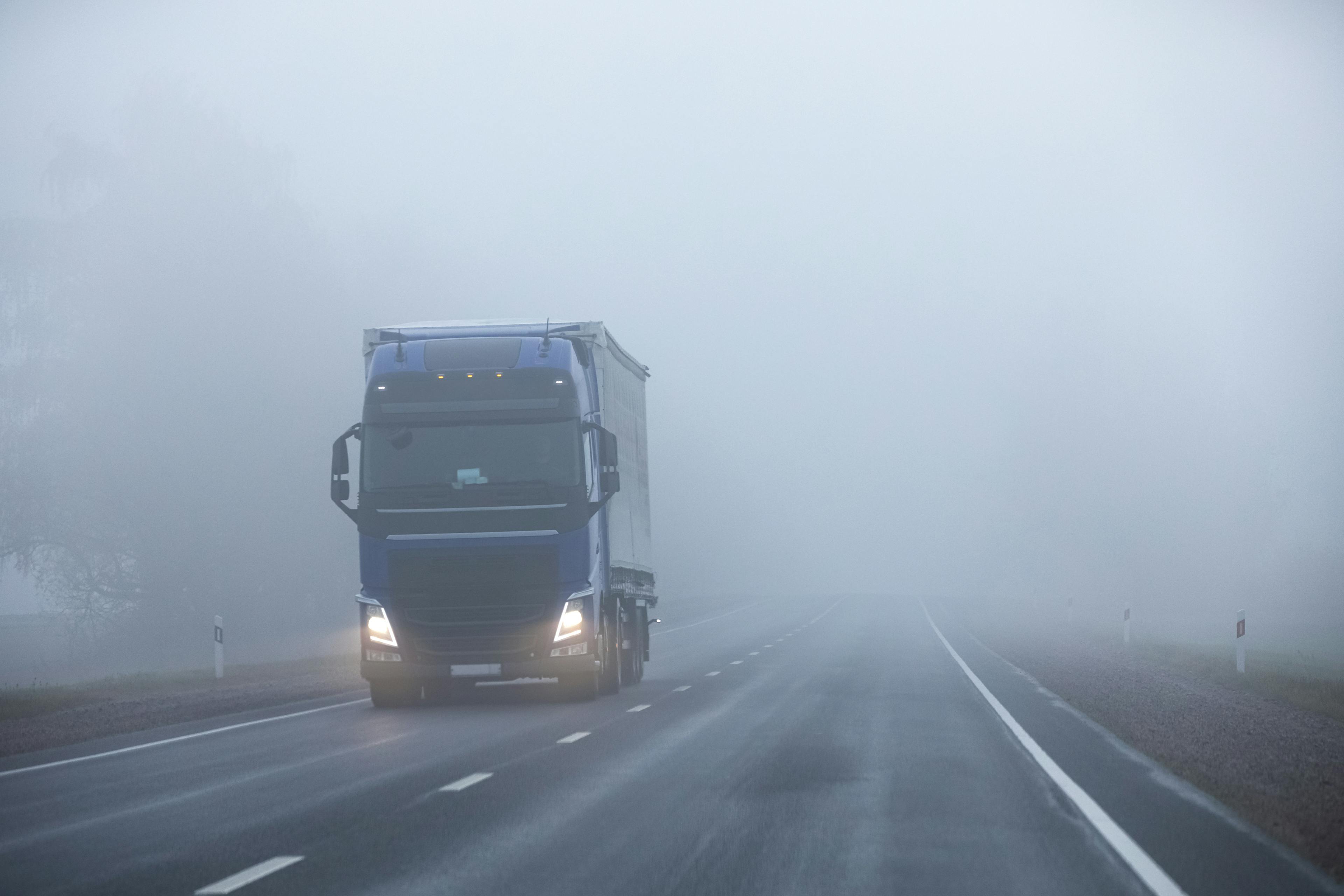 Vrachtwagen in de mist