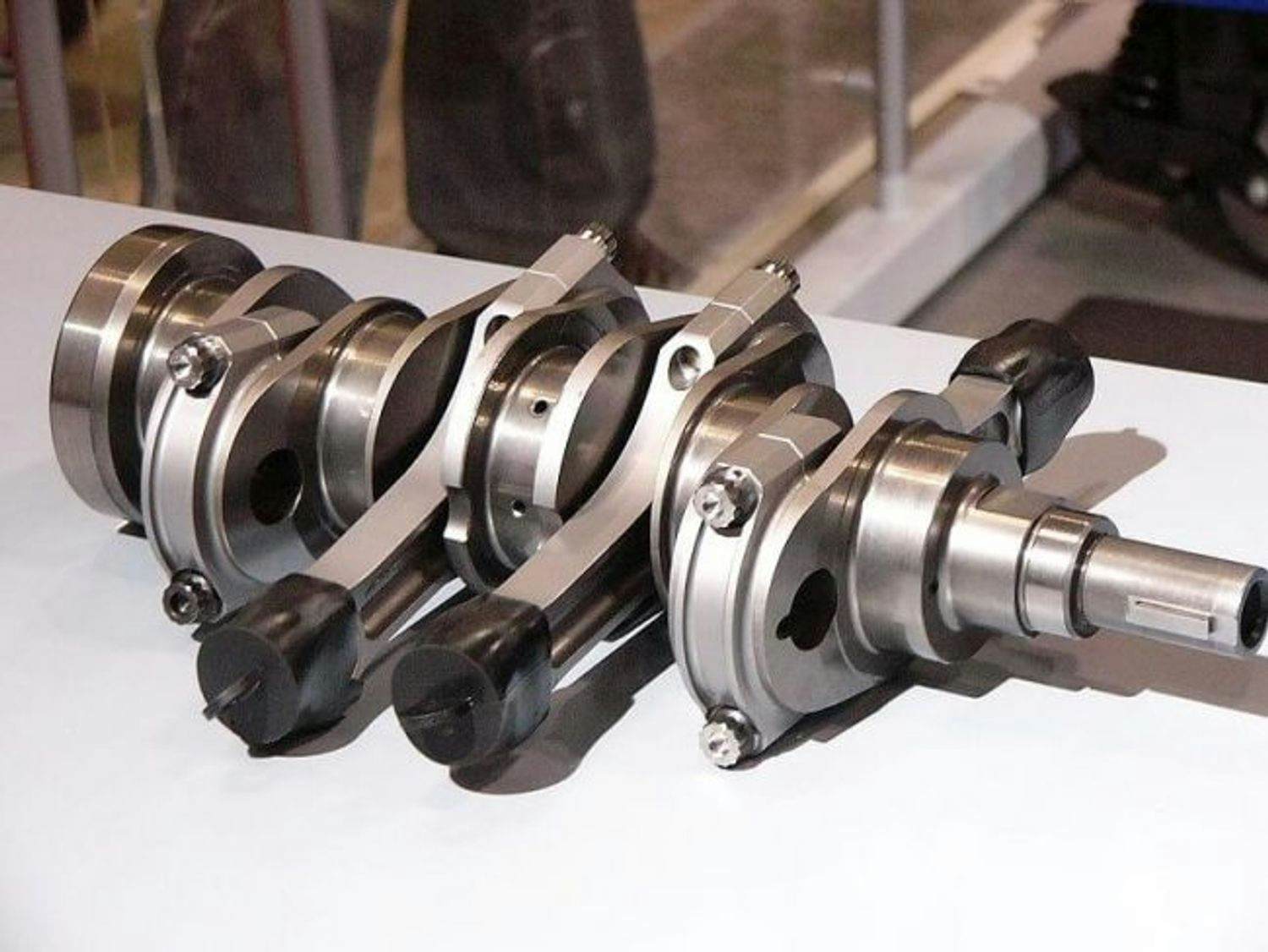 Crankshaft: What is it for, and what forces must it withstand?