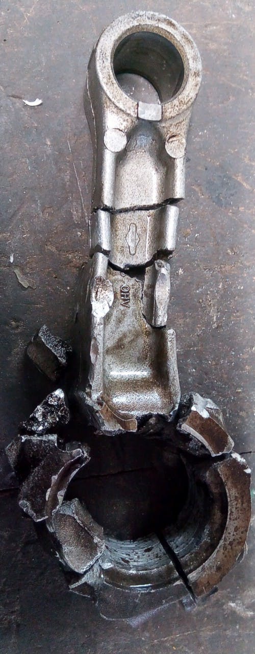 Aluminiowy korbowód silnika czterosuwowego, pęknięcie zmęczeniowe, a następnie uderzenie w wał korbowy.