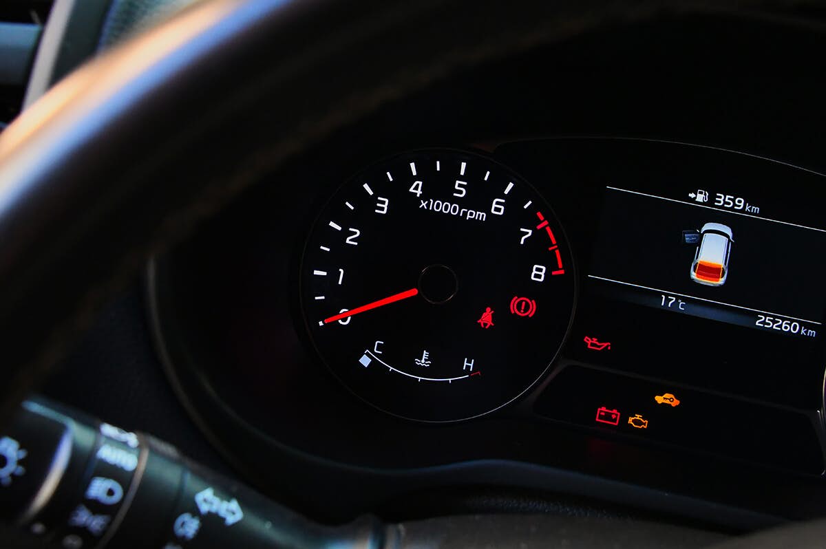 Rode symbolen in een auto: wat te doen als ze oplichten?