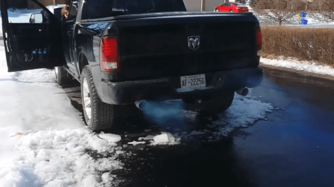 Blue smoke from the exhaust: What problem does it indicate?