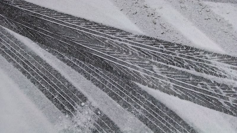 Reifenabdrücke im Schnee